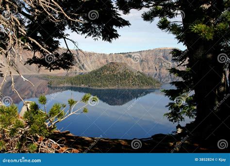 Crater Lake_Wizard Island stock photo. Image of island - 3852824