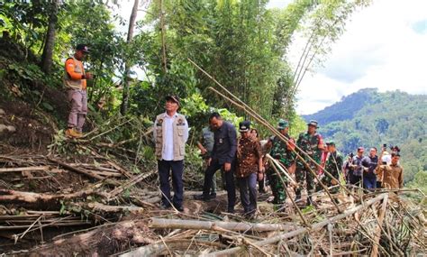 Menko Muhadjir Pemerintah Segera Relokasi Pemukiman Korban Longsor Di