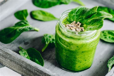 Grüner Smoothie mit Spinat Banane und Orange