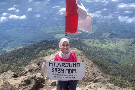 Sang Saka Merah Putih Berkibar Di Puncak Gunung Arjuno Awan Jadi Saksi