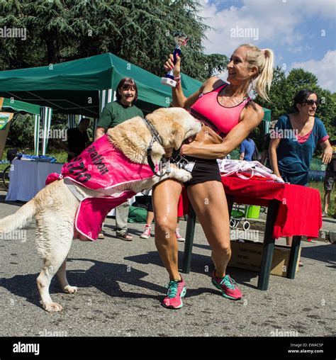 Femme Blonde Avec Un Chien Banque De Photographies Et Dimages Haute R Solution Alamy