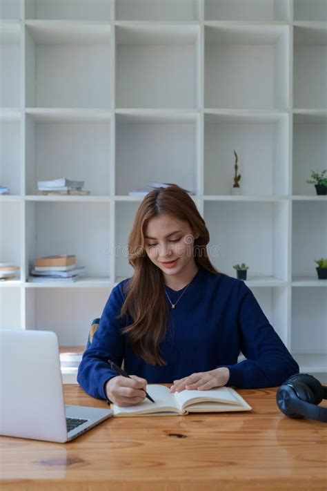 Feliz Estudiante Universitaria Latina Mirando La Clase De Aprendizaje A Distancia En L Nea En El