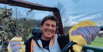 Gianni Sperti Gay Lui Risponde Sui Social Social Star Gossip Ore It