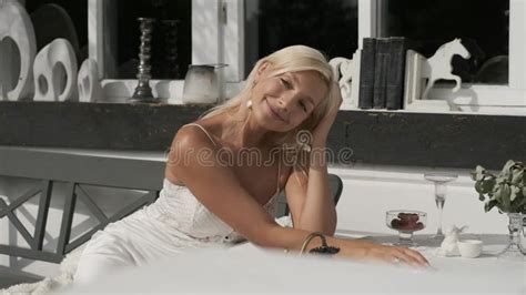 Belle Femme S Duisante Utilisant La Lingerie Sexy Clips Vid Os Vid O Du Technologie Beau