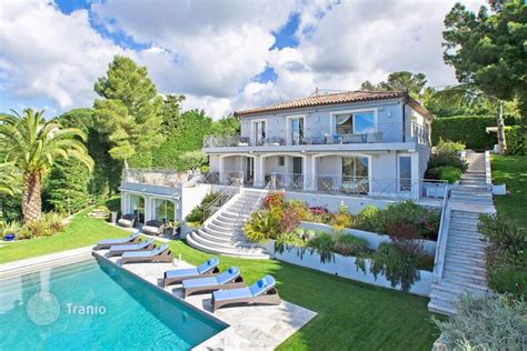 A luxury villa with a swimming pool, overlooking the sea, Cannes ...