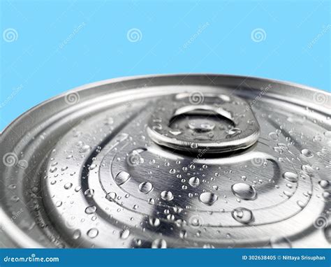 Tapa De Cierre Lata De Refresco Y Gotas De Fondo Azul De Agua Imagen De