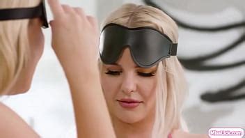 Pareja De Lesbianas Teniendo Tr O Con Vecina Milf De Grandes Tetas Xvideos