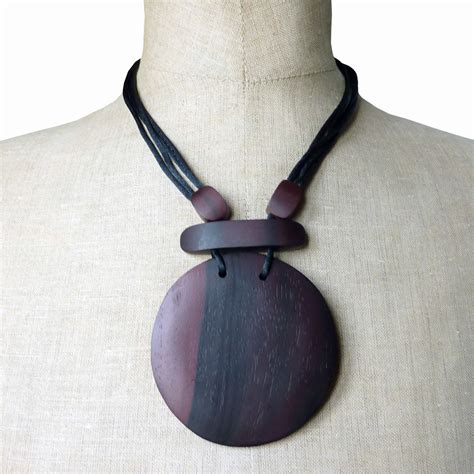 Collier En Bois Original Gros Médaillon Rond En Bois Teinté Noir