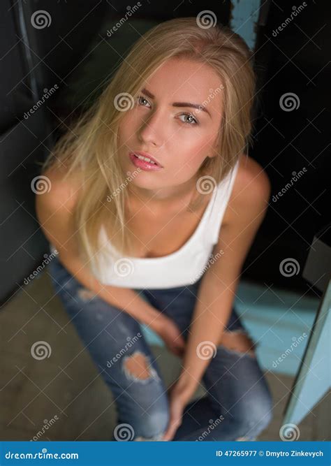 La Belle Fille Blonde Exprime Différentes émotions Image stock Image du beauté émotions