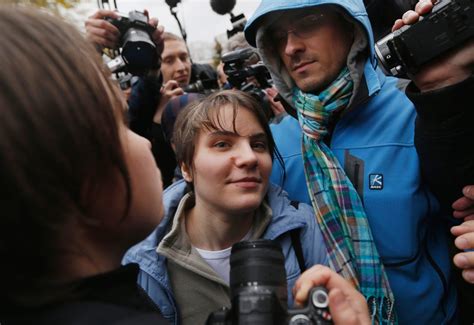 Tribunal da Rússia liberta uma integrante do Pussy Riot Mundo Valor Econômico