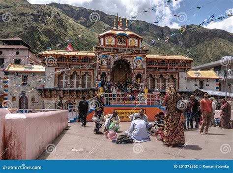 badrinath  sacred place  hindus   himalayas editorial