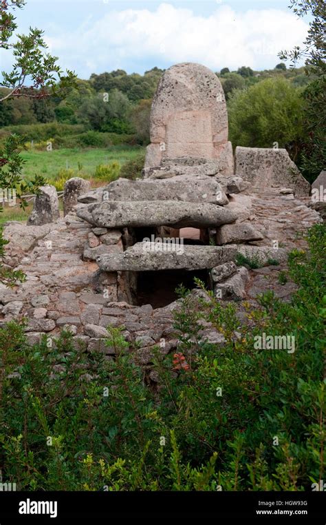 Giants tomb hi-res stock photography and images - Alamy