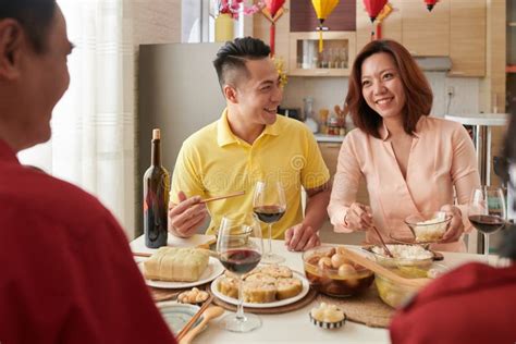 Pareja Que Disfruta De Una Cena En Familia Imagen De Archivo Imagen