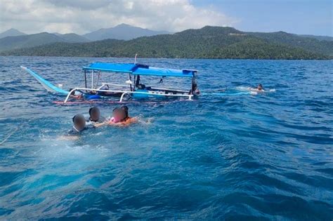 Distressed Motor Boat Rescued Off Coast Of Palawan Abs Cbn News