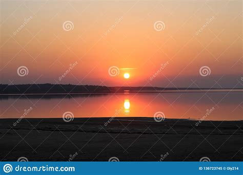 Paisaje Del Mar Que Sorprende Durante El Primer Rosado De La Puesta Del