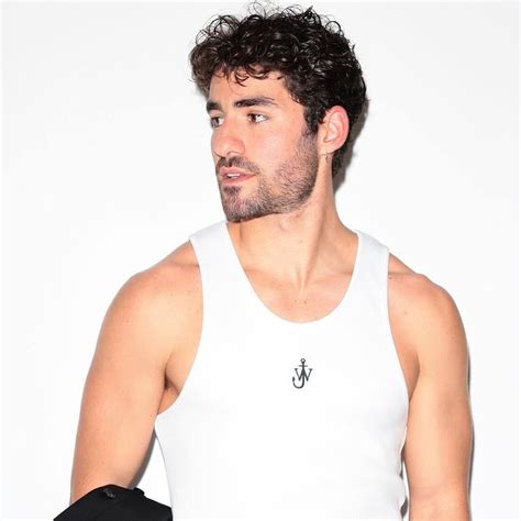 José Condessa vira sex symbol em Paris Estrelas TVGUIA