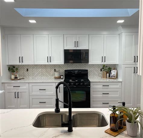 Bright White Shaker Blue Lane Cabinety