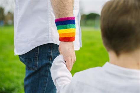 Padre Gay Y Su Hijo Adoptivo Caminando En El Parque Lgtb Foto Premium
