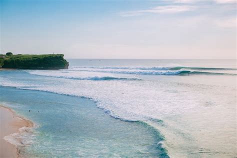 La Playa Tropical Y Perfecciona Las Ondas Para Practicar Surf En Bali