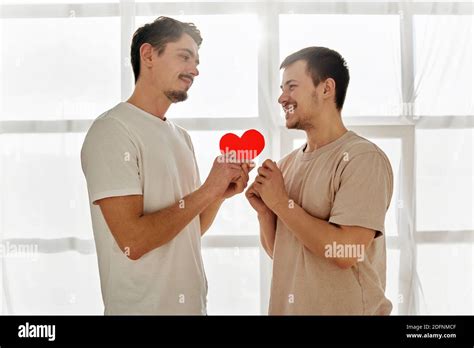 Jeune homme gay font l amour Banque de photographies et dimages à haute résolution Alamy