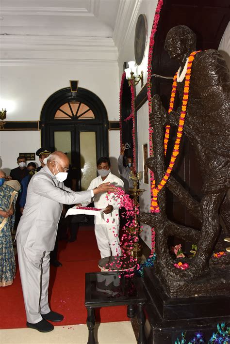 The Governor welcomes Hon. President at Raj Bhavan./राज्यपाल ने राष्ट्रपति का राजभवन में स्वागत किया