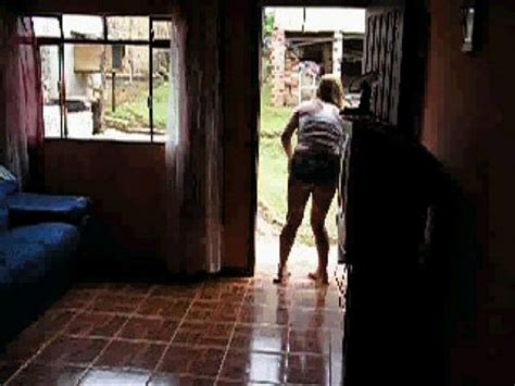 Sula nos afazeres domésticos de shortinho socadinho XVIDEOS