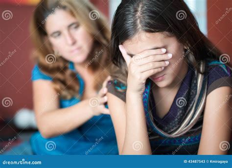 A Mãe Consola Sua Filha Adolescente Imagem de Stock Imagem de menina