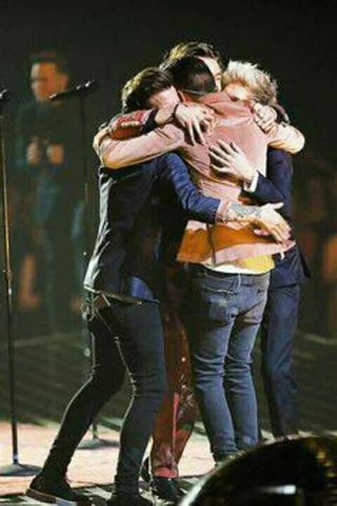 One Directions Group Hug At A Concert One Direction Harry Styles Photos One Direction One