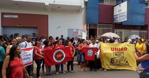 G1 Integrantes de movimentos sociais ocupam secretaria em Maceió