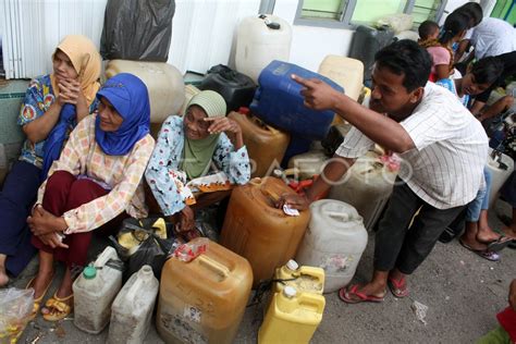 Antrian Minyak Tanah Antara Foto