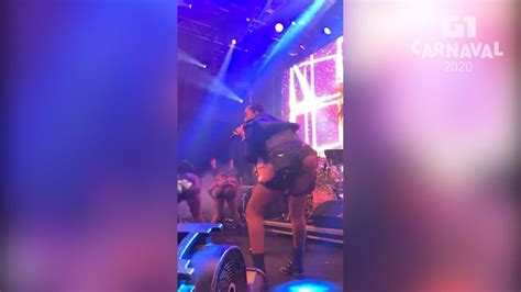 Ludmilla faz show em camarote na Sapucaí e dá tapinha no bumbum de