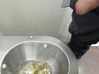 電車の中で公衆トイレで放尿 Pornhub Gay