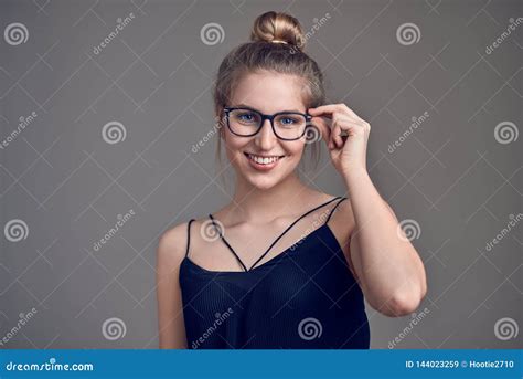 Verres De Port De Femme Blonde L Gante Attirante Image Stock Image Du Passionnant Confiant