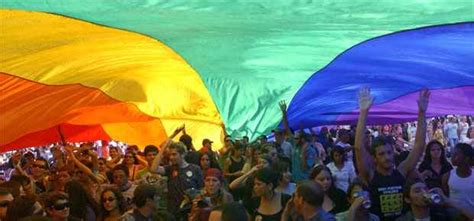 Multidão acompanha Parada Gay em Salvador Nacional Estado de Minas