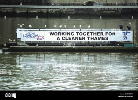 Cleaning The River Thames Stock Photos And Cleaning The River Thames