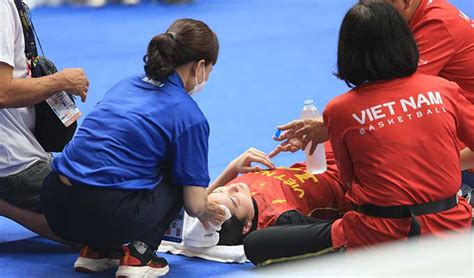 Hot girl bóng rổ Trương Thảo Vy ngã đập đầu xuống đất sau pha va chạm với Indonesia Bongdaplus vn