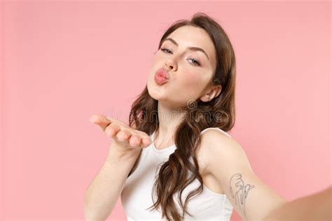 Eng Oben Aus Dem Hübschen Brunette Frauenmädchen in Der Hellen Gelegenheitsarbeit Kleidung