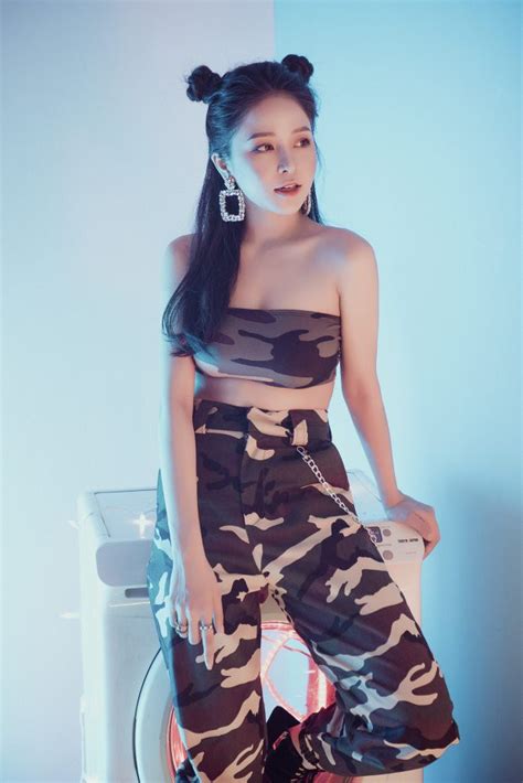 Không cần diện b ikini hot girl World Cup Trâm Anh vẫn đốt mắt người xem với đường cong n óng b