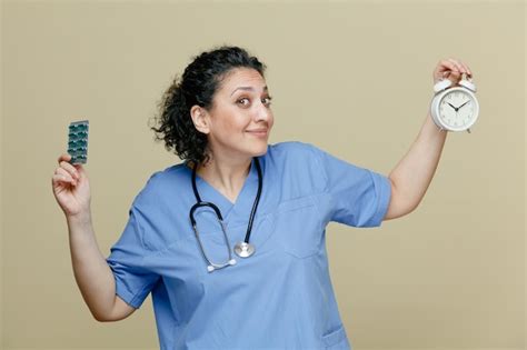 Doctora De Mediana Edad Impresionada Y Complacida Con Uniforme Y