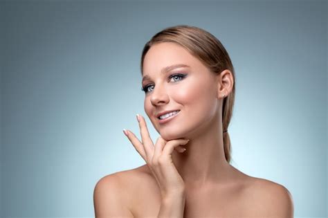 Belle Jeune Femme Blonde Manger Une Sucette Photo Gratuite