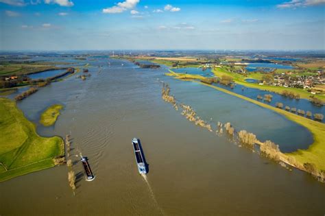 Wesel von oben Uferbereiche mit durch Hochwasser Pegel überfluteten