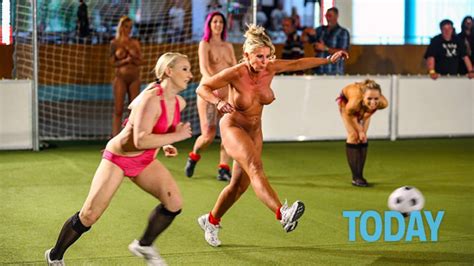 Campionato Erotico Europeo Di Calcio Le Giocatrici Della Germania Tutte Nude In Campo