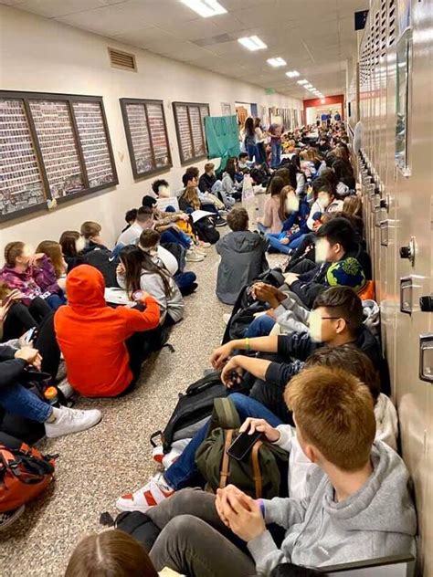 Due Insegnanti Costretti A Dimettersi Perch Gay Tutti Gli Studenti Escono Dalla Scuola Per