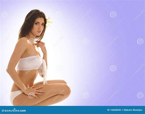 Des Jeunes Et Un Brunette Mignon Dans La Lingerie Blanche Photo stock Image du érotique brune