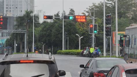 如遇紅綠燈路口前面的車壞了，這個時候後面的車要怎麽通過呢？ Youtube