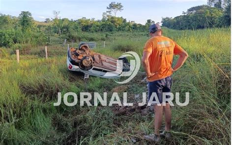 Jaru Veículo capota e fica de roda para cima após condutor tentar