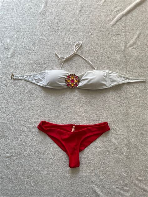 Se produkter som liknar Unik bikini med strassdetalj på Tradera 679973948