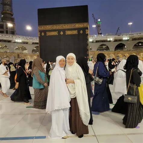 Umrah Bareng Keluarga Ini Potret Ayu Ting Ting Saat Di Depan Ka Bah