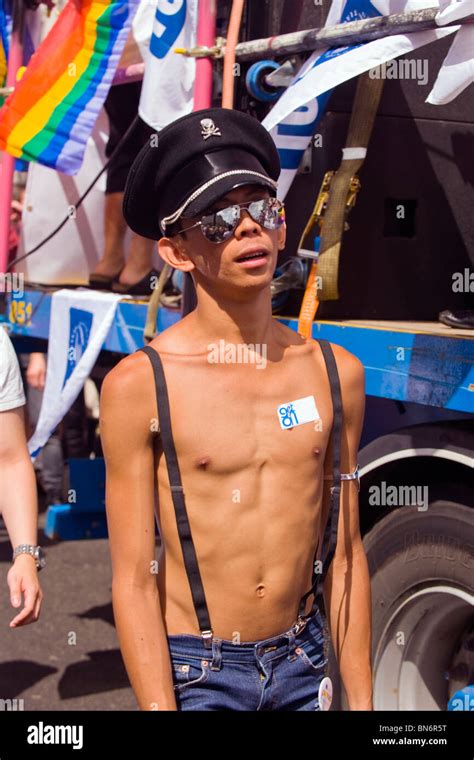 Londres Gay Pride Parade Jeune Gar On Gar On Homme En Ss Nazi Gestapo Style Surmont E