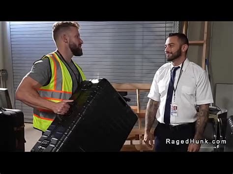 Hôtesse de l air gay suce et baise anale dans la salle des bagages XVIDEOS